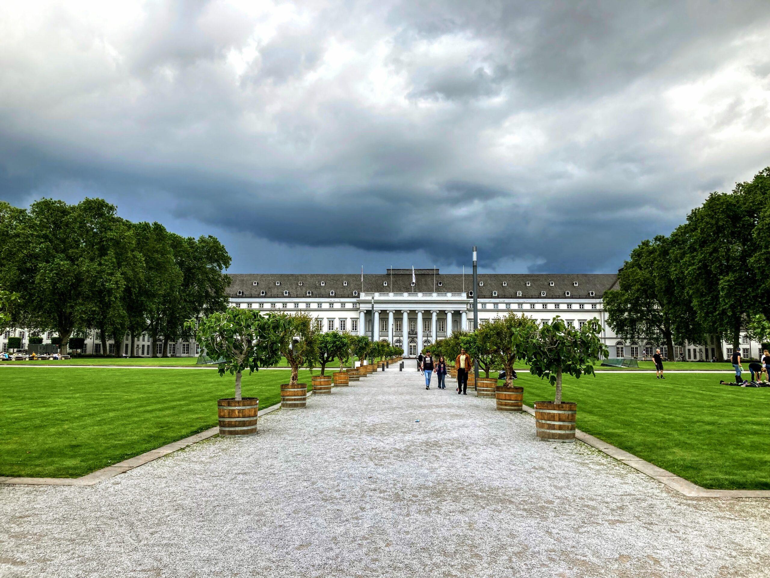 Kunstwerk am Schloss in Koblenz