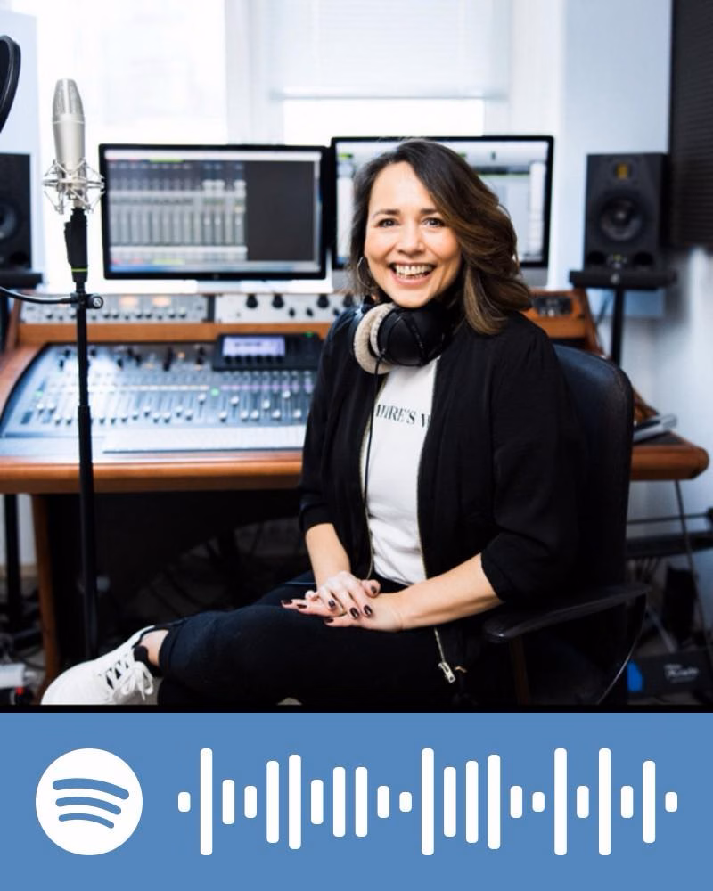 Gema Requierme, Moderatorin bei Antenne Koblenz, bei einer Podcast-Aufnahme