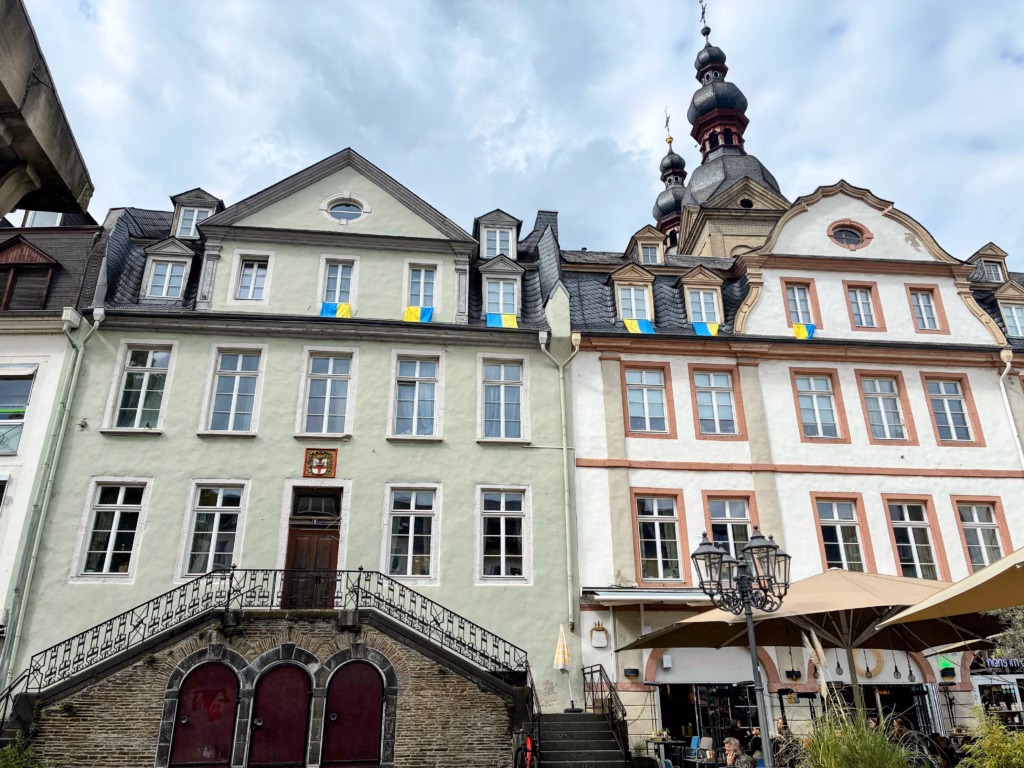 Am Plan mit Blick auf die historischen Gebäude und im Hintergrund unsere Liebfrauenkirche